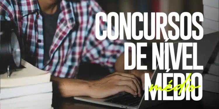 Estudante com livros e laptop, se preparando para concursos de nível médio com inscrições encerrando em 4 de janeiro.