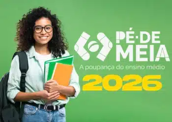 Estudante segurando cadernos em campanha do programa Pé-de-Meia 2026 para alunos do ensino médio
