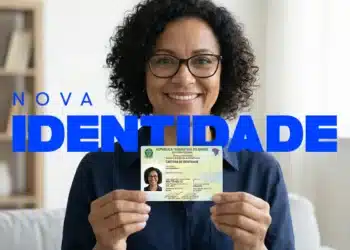 Pessoa segurando a nova Carteira de Identidade Nacional (CIN) com sorriso, simbolizando o novo posto de emissão com atendimento por ordem de chegada.