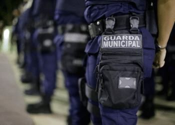Agentes da Guarda Municipal perfilados exibindo uniforme e equipamento de cintura