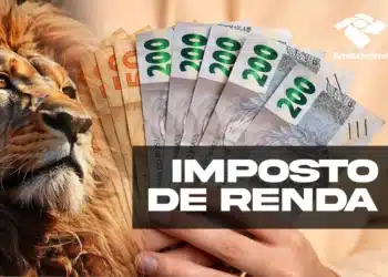 Mão segurando cédulas de reais com leão e logo da Receita Federal Fundo Imposto de Renda