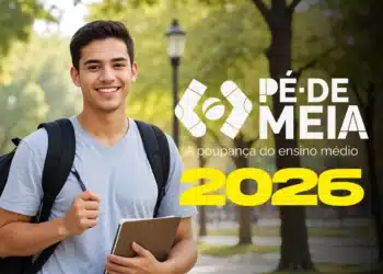 Estudante sorridente com mochila e caderno, representando as mudanças no programa Pé-de-Meia para 2026, que podem resultar na inclusão de mais alunos.