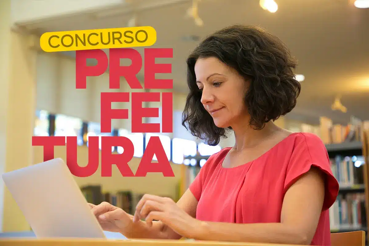 Candidata realizando inscrição online para concurso público de prefeitura municipal.