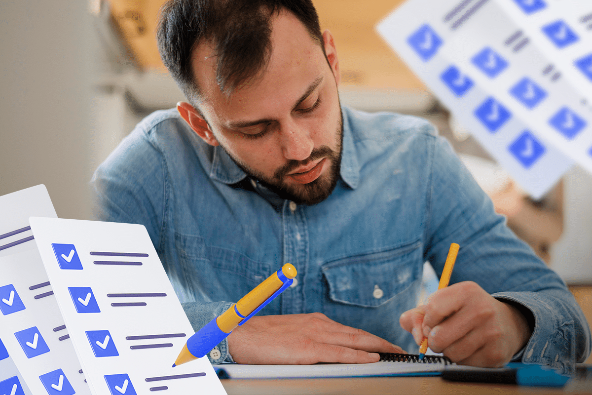 Homem de camisa jeans escrevendo em caderno com listas de verificação e caneta amarela representando processo de inscrição.
