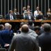 Deputados na Câmara dos Deputados durante a votação da Lei Orçamentária Anual (LOA) de 2026.