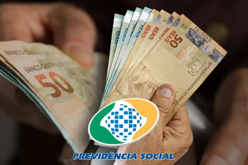 Notas de R$ 50 em mãos, destacando o impacto do reajuste no 13º salário do INSS em 2026.