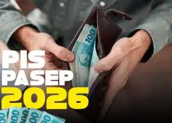 Uma pessoa segurando uma carteira com cédulas de R$ 100 e o texto 'PIS PASEP 2026', ilustrando o pagamento do PIS/PASEP 2026.