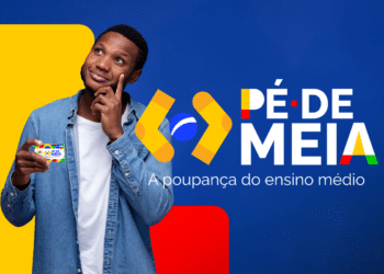 Estudante segurando cartão do programa Pé-de-Meia do ensino médio