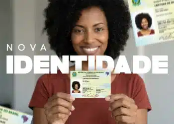 Pessoa segurando nova Carteira de Identidade do Brasil, com foco na foto do documento e texto 'Nova Identidade' em destaque.