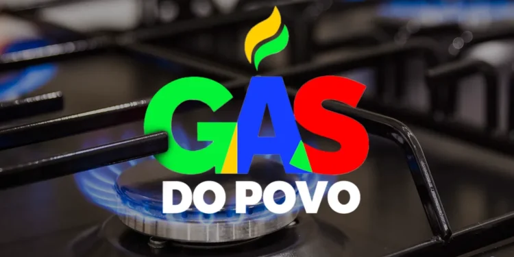 Chama de gás acesa sobre fogão, com o logo do programa Gás do Povo em destaque.