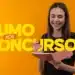 Jovem sorridente estudando com caderno na mão, fundo laranja com texto Rumo aos Concursos em amarelo