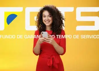 Mulher sorridente segurando celular em frente ao logotipo do FGTS com fundo amarelo.