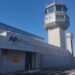Fachada da NAV Brasil com torre de controle ao fundo, serviços de navegação aérea.