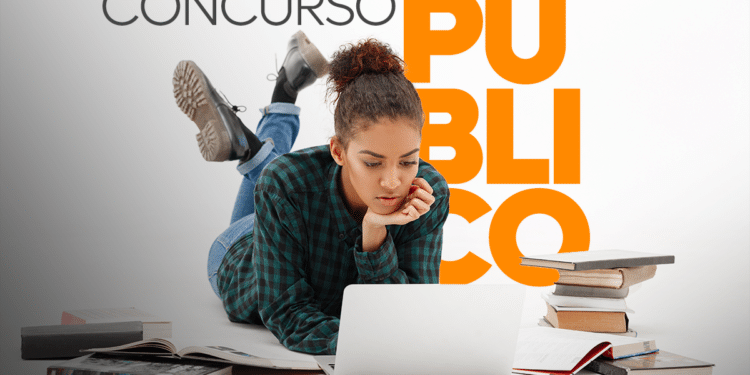 Jovem estudando para concurso público com notebook e livros em 2026