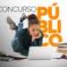 Jovem estudando para concurso público com notebook e livros em 2026