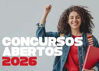 Jovem sorridente com mochila e cadernos, comemorando concursos abertos em 2026