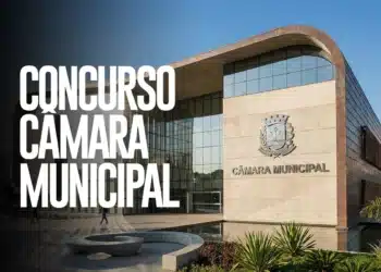 Fachada moderna da Câmara Municipal com letreiro de concurso público em destaque