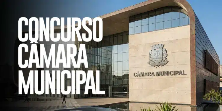 Fachada moderna da Câmara Municipal com letreiro de concurso público em destaque