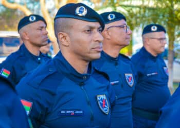 Guardas municipais uniformizados de azul em formação durante cerimônia ao ar livre