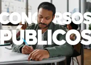 Homem estudando em ambiente coletivo com destaque para concursos públicos