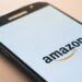 Tela de celular Samsung mostrando o logo da Amazon, representando notícias sobre cortes de vagas e mudanças no setor de tecnologia