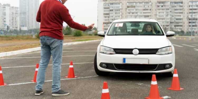 Instrutor orientando aluno durante o teste de baliza na prova prática para CNH