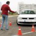 Instrutor orientando aluno durante o teste de baliza na prova prática para CNH