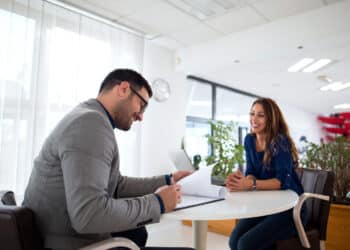 Profissional em entrevista de emprego demonstrando habilidades comportamentais valorizadas pelo mercado.
