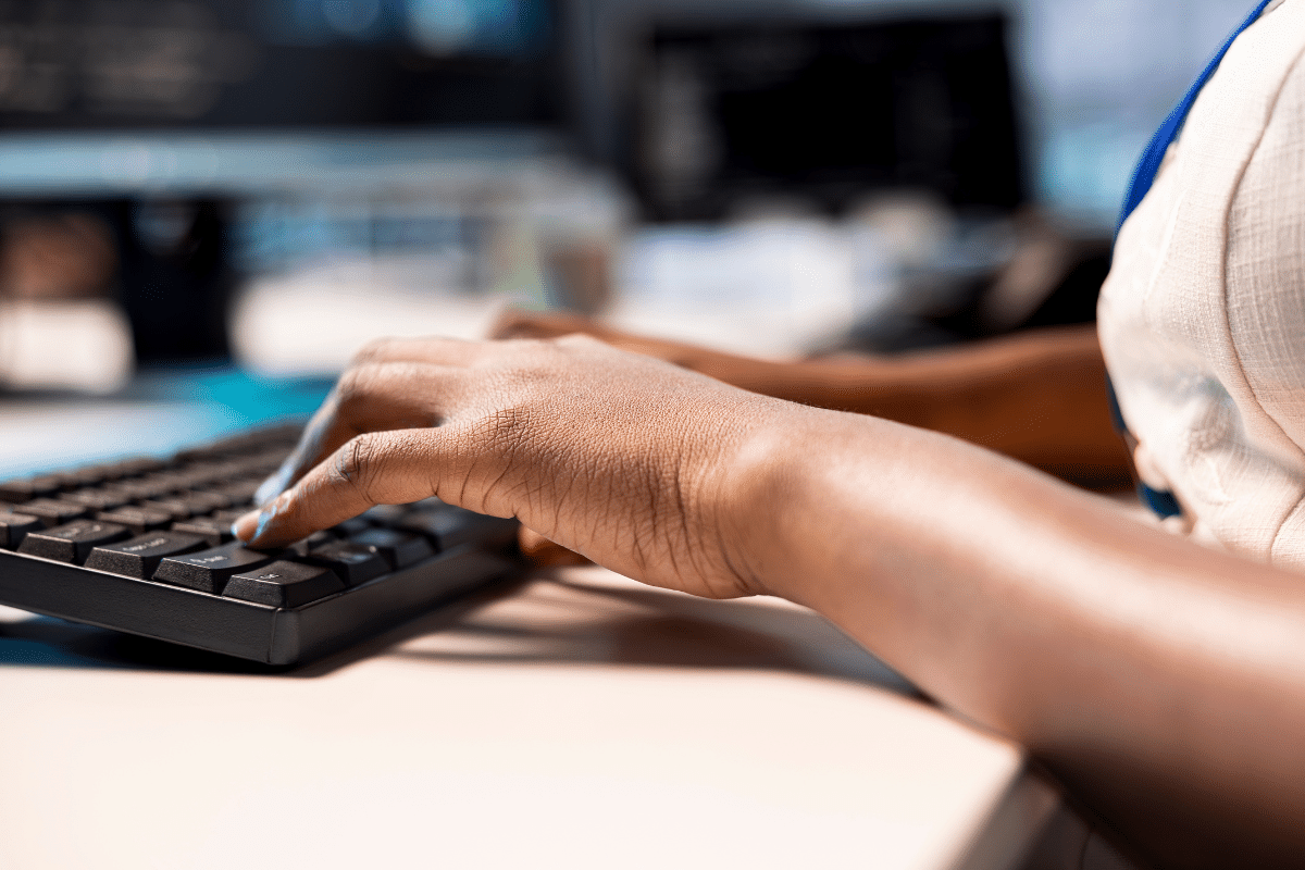 Inscrição Prefeitura Florianópolis SC Mão de pessoa digitando em teclado de computador em ambiente de tecnologia