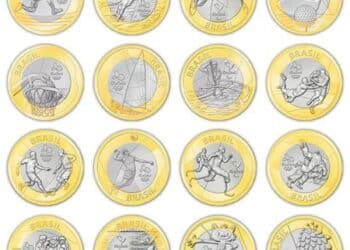 Mosaico organizado com as 16 moedas de 1 real das Olimpíadas Rio 2016, mostrando as diferentes modalidades esportivas e os mascotes Vinícius e Tom em fundo branco.