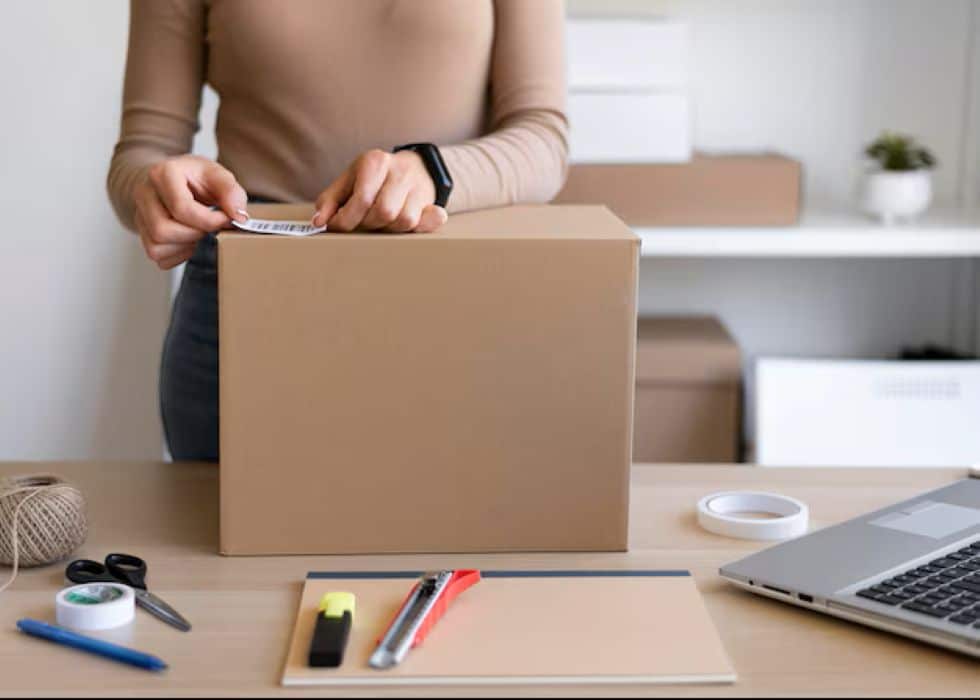 Profissional organizando caixa para mudança de emprego, simbolizando a transição de carreira e a busca por novas oportunidades em 2026.