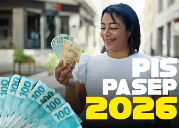 Trabalhadora segurando notas de dinheiro representando os valores do abono salarial PIS/Pasep 2026.