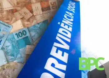 Fachada da Previdência Social com notas de real simbolizando pagamentos do INSS e do BPC em janeiro