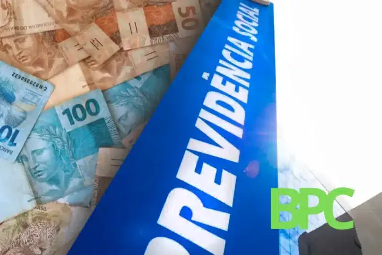 Fachada da Previdência Social com notas de real simbolizando pagamentos do INSS e do BPC em janeiro