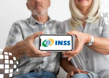 Um casal usando o aplicativo Meu INSS para solicitar ressarcimento online, destacando a praticidade do serviço.