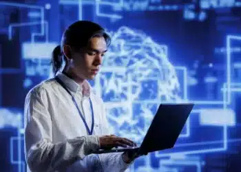 Profissional de tecnologia trabalhando com inteligência artificial no mercado de trabalho.