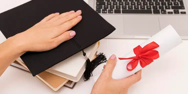 Certificado profissional em mãos com toque de comemoração, representando novos perfis de trabalho no Brasil que não exigem diploma universitário.