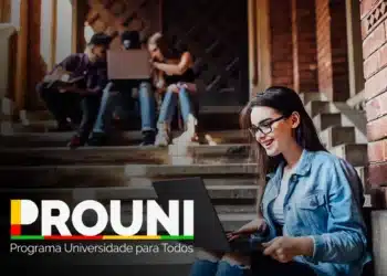 Estudante utilizando notebook para acessar informações do Prouni 2026 sobre inscrições, vagas e critérios de seleção.
