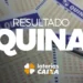 Bilhetes da Quina da Loteria Caixa com caneta sobre mesa