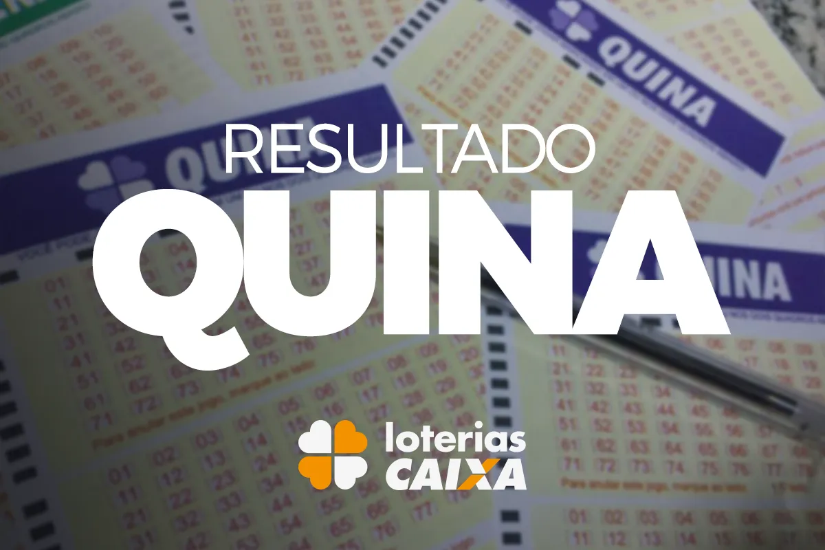 Bilhetes da Quina da Loteria Caixa com caneta sobre mesa