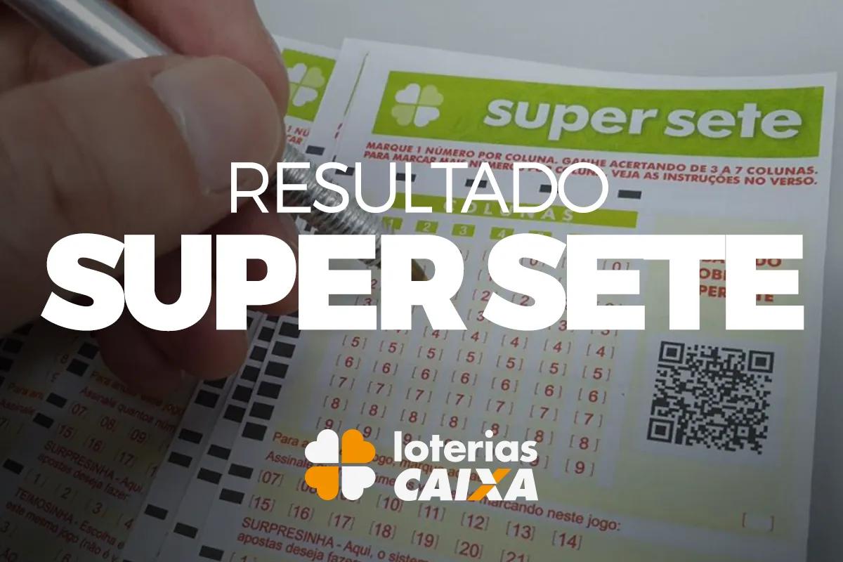 Mão preenchendo cartão da loteria Super Sete da Caixa com números marcados