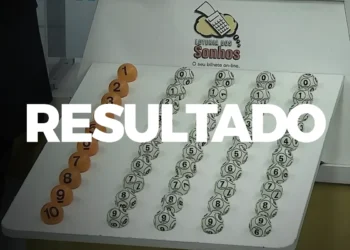 Bolas numeradas exibidas para sorteio da Loteria dos Sonhos com a palavra resultado em destaque.
