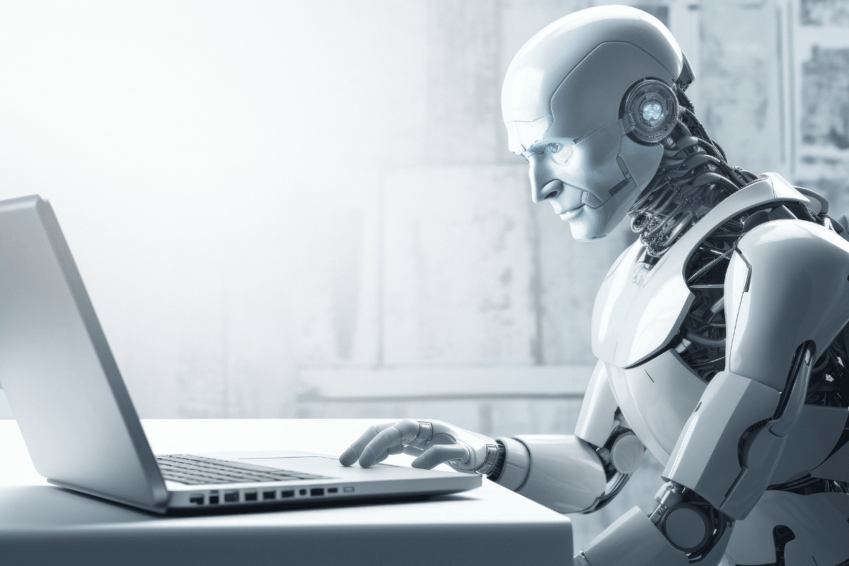 Robô avançado com design humanoide usando um laptop moderno sobre uma mesa branca