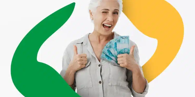Mulher sorrindo segurando cédulas de dinheiro, destacando que beneficiários do INSS com número de cartão terminando em 5 podem sacar o novo valor reajustado.