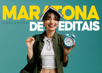 Jovem sorridente com livro na cabeça e relógio azul em mãos para maratona de editais de concursos.