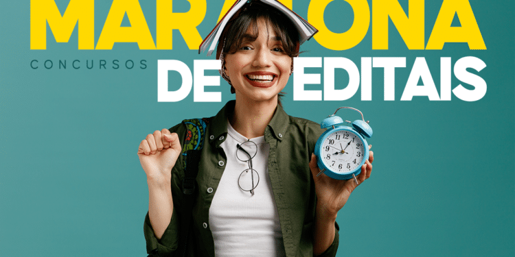 Jovem sorridente com livro na cabeça e relógio azul em mãos para maratona de editais de concursos.