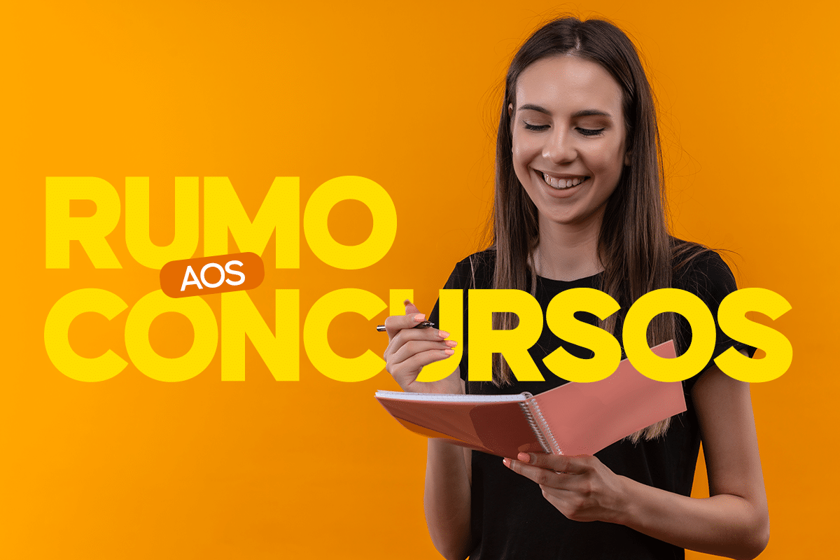 Jovem sorrindo com caderno em mãos, preparada para concursos, fundo laranja