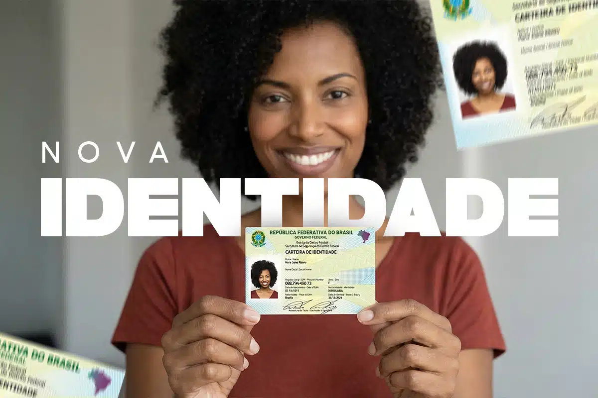 Mulher sorridente segurando a nova Carteira de Identidade Nacional CIN.