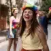 Pessoa aproveita a folia do Carnaval de rua em destino urbano animado.