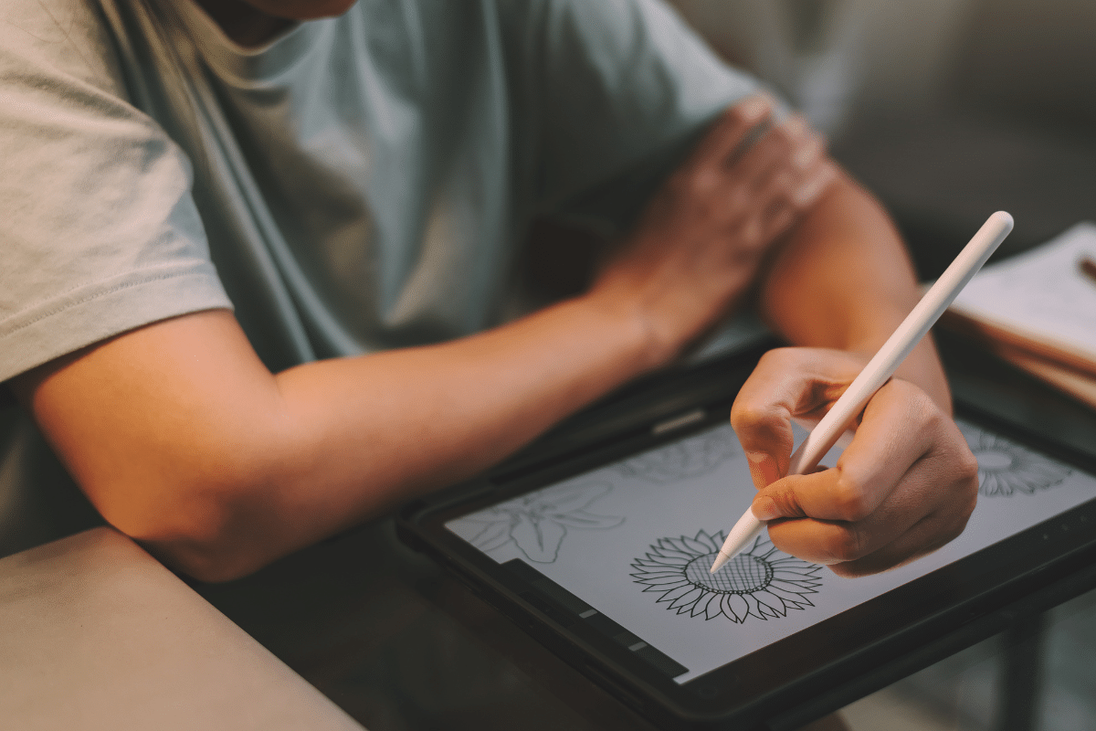Desenho digital de flor em tablet por artista gráfico contemporâneo